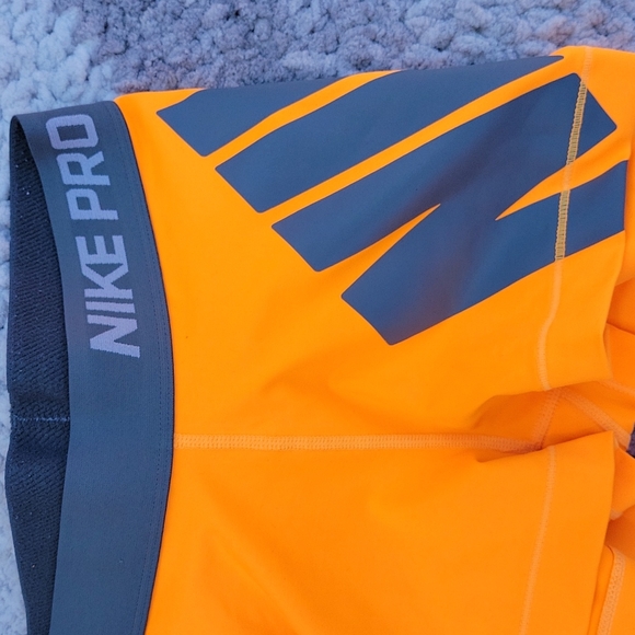 Nike work out shorts - Picture 2 of 4